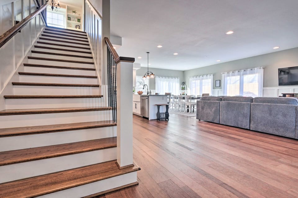 Morrisonville Manor w/ Fire Pit & Hot Tub! House in Waterford