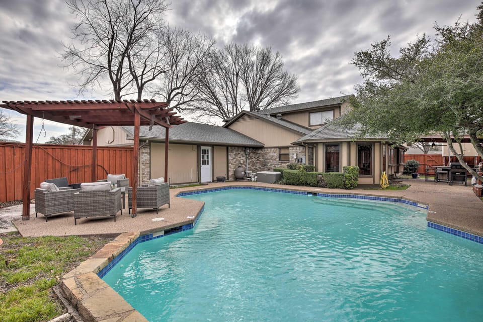Game Room & Private Pool: Richardson Retreat House in Richardson