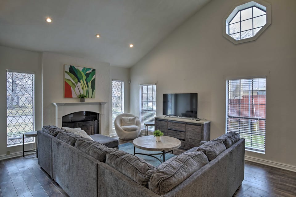 Game Room & Private Pool: Richardson Retreat House in Richardson