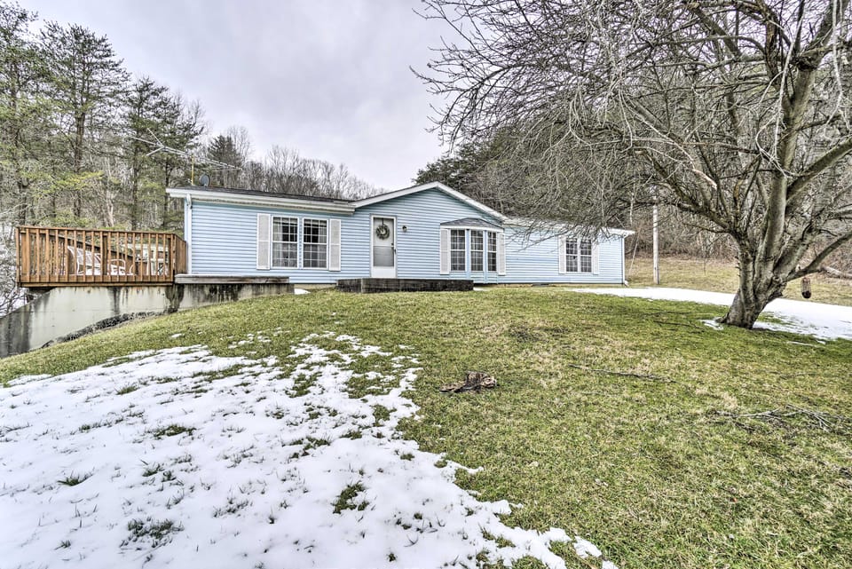 Rustic Family Home + Acreage ~ 20 Mi Hocking Hills House in Ohio