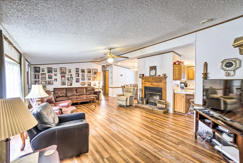 Rustic Family Home + Acreage ~ 20 Mi Hocking Hills House in Ohio