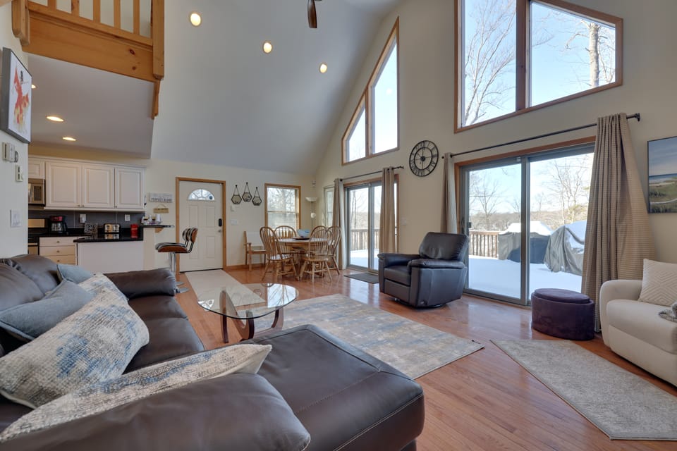 Large Deck + Resort Amenities: Lake Ariel Retreat House in Lake Ariel