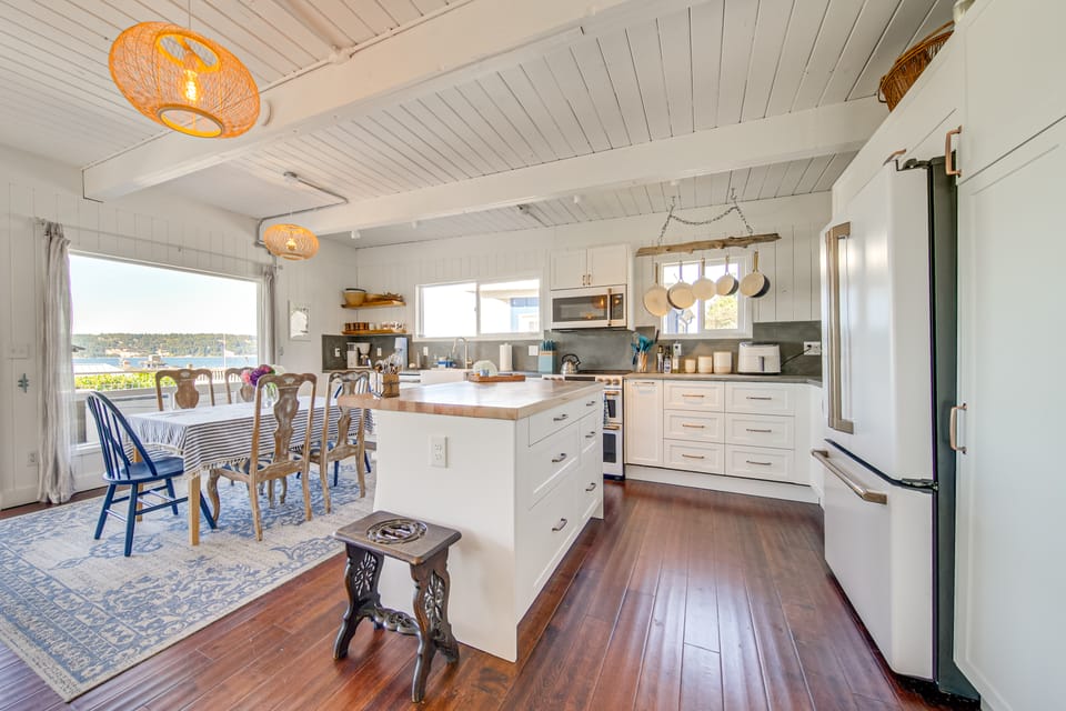 Sun-Soaked Sandy Point Haven w/ Beach Access! House in Camano Island