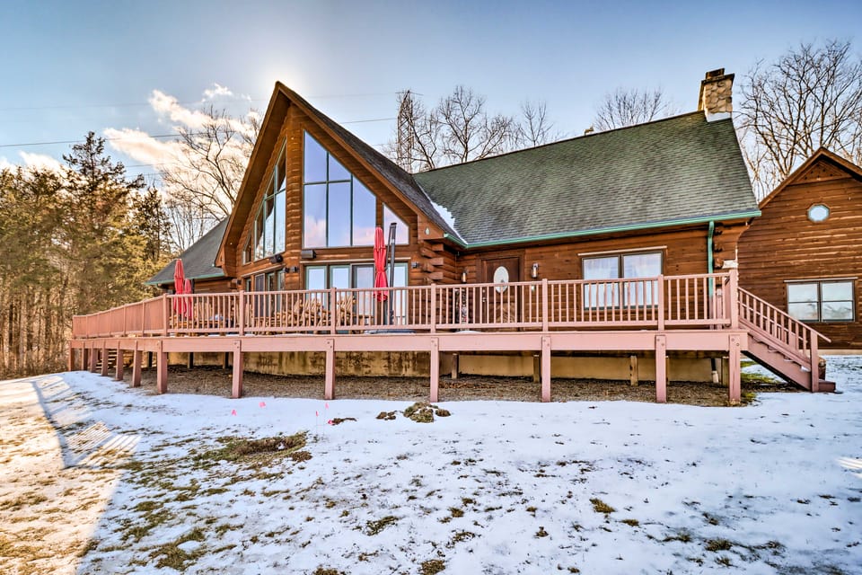 Luxury Log Cabin w/ EV Charger & Mtn Views! House in Pocono Mountains