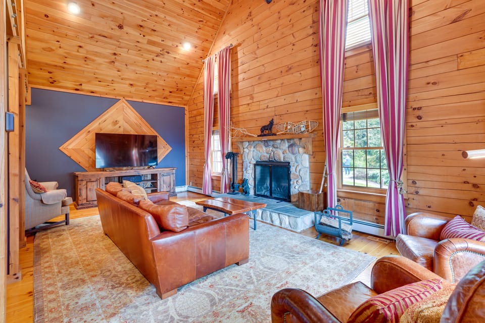 Luxury Log Cabin w/ EV Charger & Mtn Views! House in Pocono Mountains