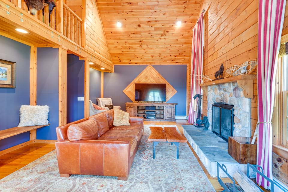 Luxury Log Cabin w/ EV Charger & Mtn Views! House in Pocono Mountains