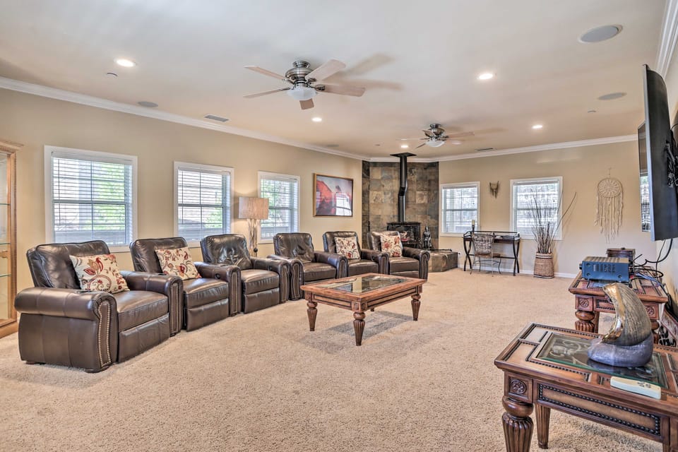 Huge Lake Arrowhead Home w/ 3 Decks & Grill! House in Lake Arrowhead