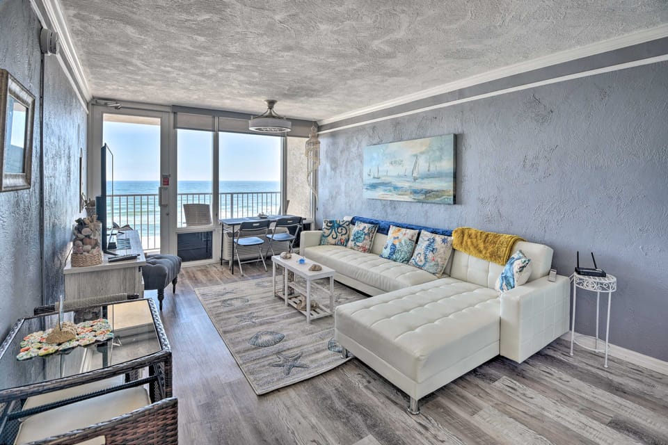 Walk to Ocean: Bright Daytona Beach Condo! Apartment in Daytona Beach Shores
