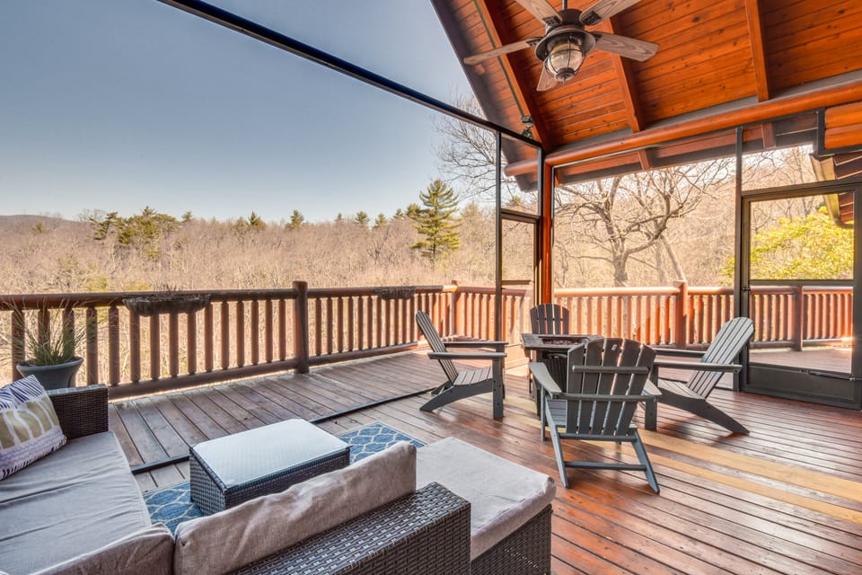 Wooded Cabin: Mtn Views, Hot Tub & 2 Decks! House in Tennessee