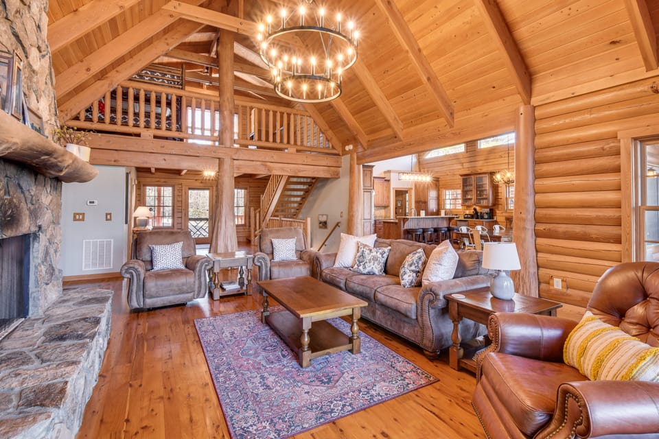 Wooded Cabin: Mtn Views, Hot Tub & 2 Decks! House in Tennessee