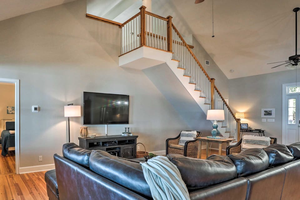 Lakefront Retreat w/ Game Room & Private Dock! House in South Carolina