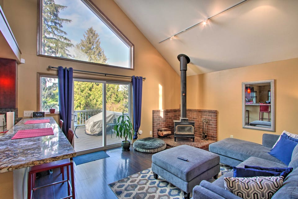 Puget Sound Home w/ Beautiful Yard & Deck! House in Des Moines