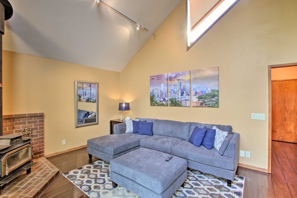 Puget Sound Home w/ Beautiful Yard & Deck! House in Des Moines