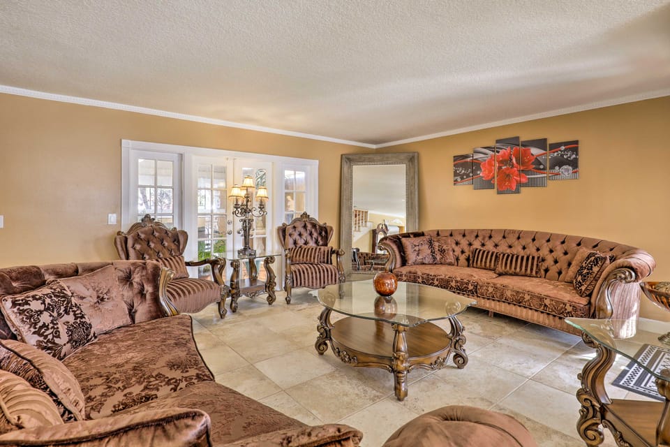 Lanai & Heated Pool! Cozy Home in Heart of Tampa House in Town N Country