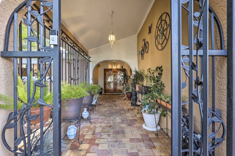 Cozy Home in Heart of Tampa w/ Lanai & Pool! House in Town N Country