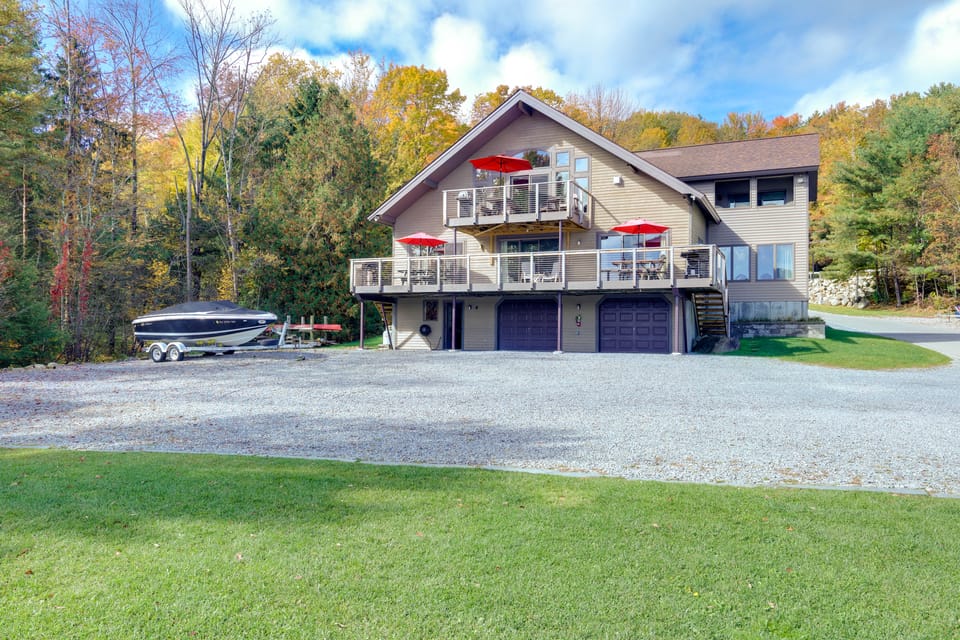 Lakefront Adirondacks Home: Fish, Hike, Ski! Apartment in Bolton Landing