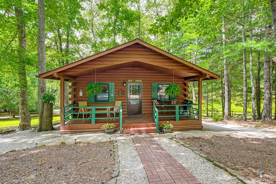 11 Mi to Dtwn: Franklin Cabin w/ Porch! House in Tennessee