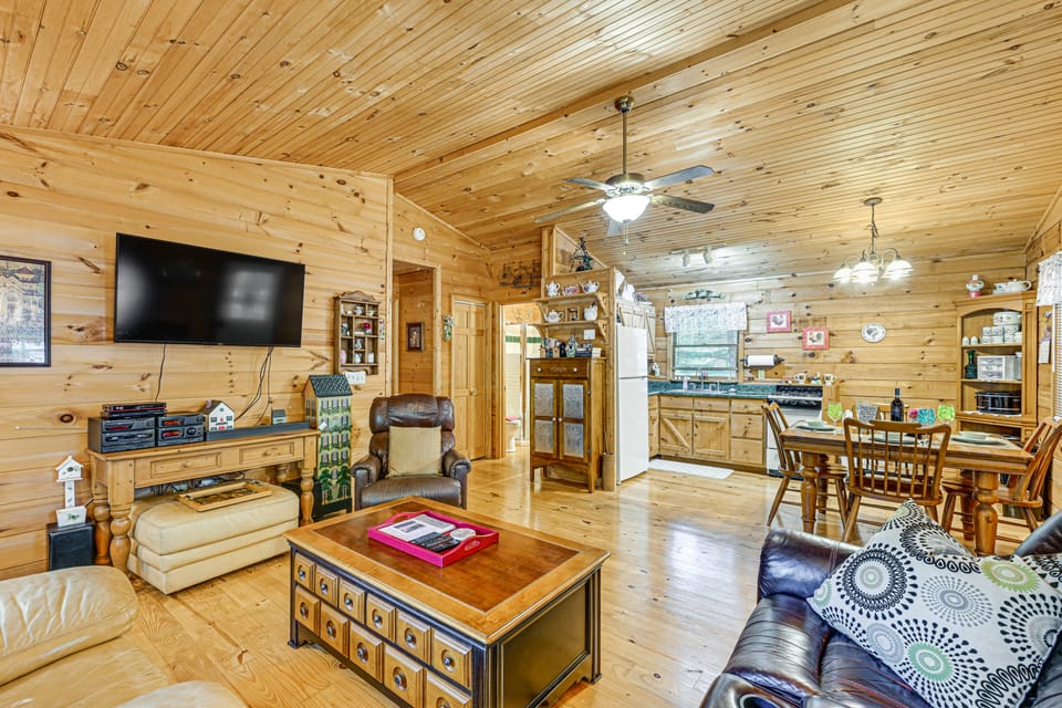 11 Mi to Dtwn: Franklin Cabin w/ Porch! House in Tennessee