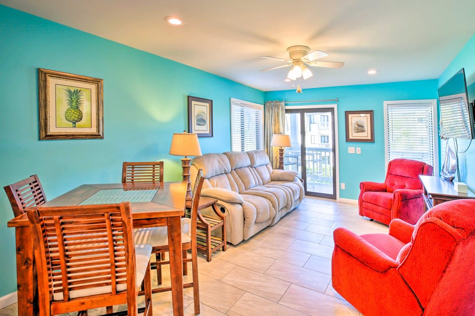 Walk to Ocean: Myrtle Beach Family Escape w/ Pool Apartment in Myrtle Beach