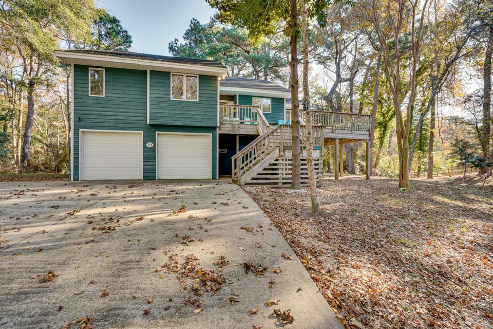 1/2 Mi to Beach Access: Southern Shores Gem + Deck Cottage in Southern Shores