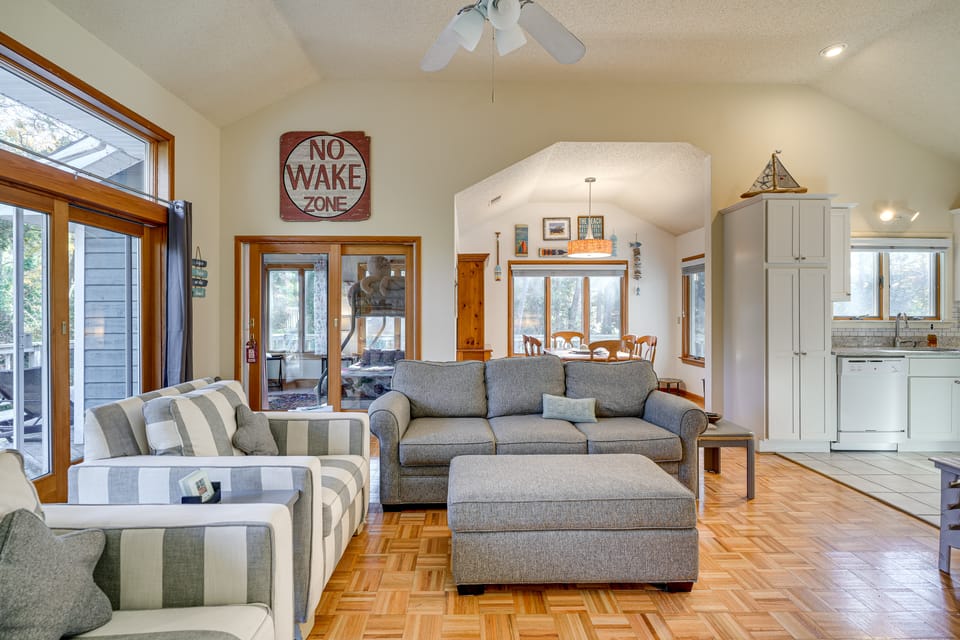 1/2 Mi to Beach Access: Southern Shores Gem + Deck Cottage in Southern Shores