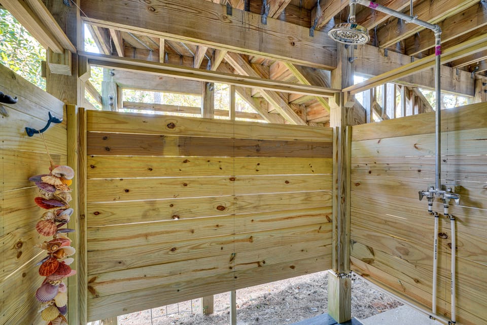 1/2 Mi to Beach Access: Southern Shores Gem + Deck Cottage in Southern Shores