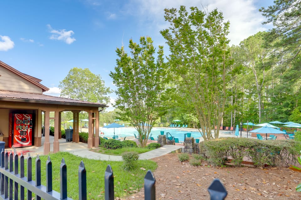 1/2 Mi to Marina: Lake Arrowhead Condo! Apartment in Georgia