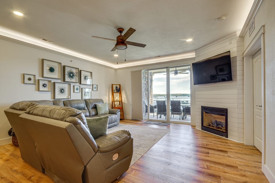 Furnished Porch, Resort Pools! Lands End Condo Apartment in Osage Beach