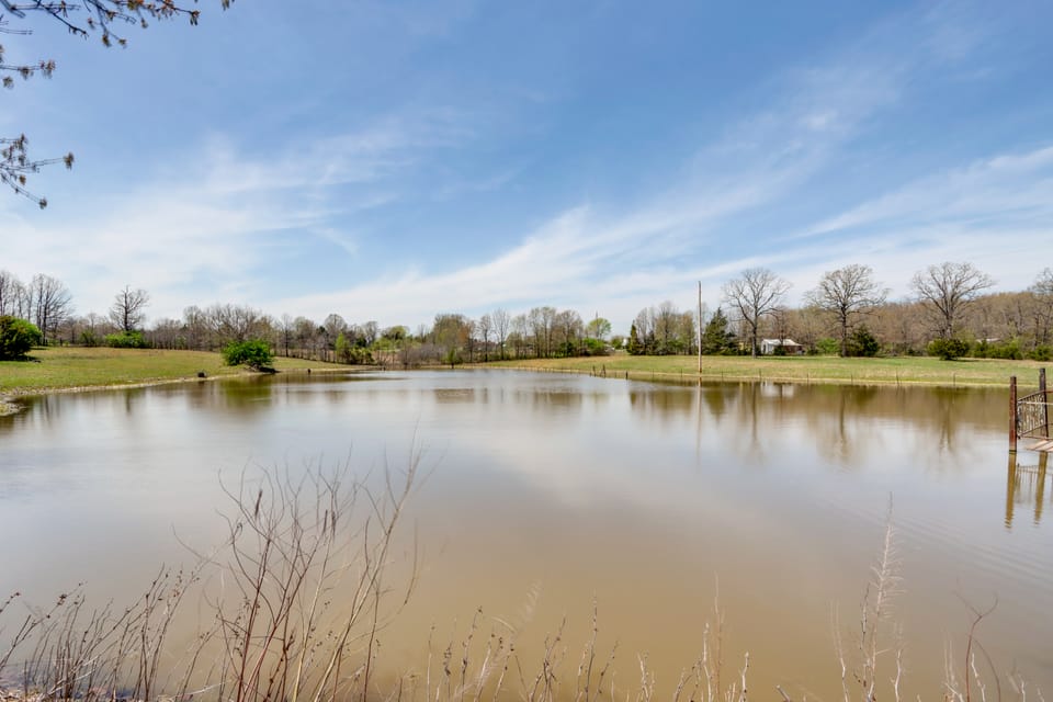 Fish & Explore! Quiet Farmland Cabin in Lebanon Apartment in Ozark Mountains