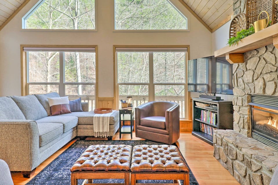 Idyllic Creekside Bryson City Gem w/ Fire Pit! House in Fontana Lake