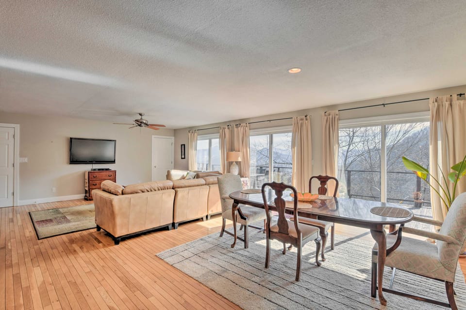 Scenic Pet-Friendly House w/ Private Hot Tub! House in Tennessee