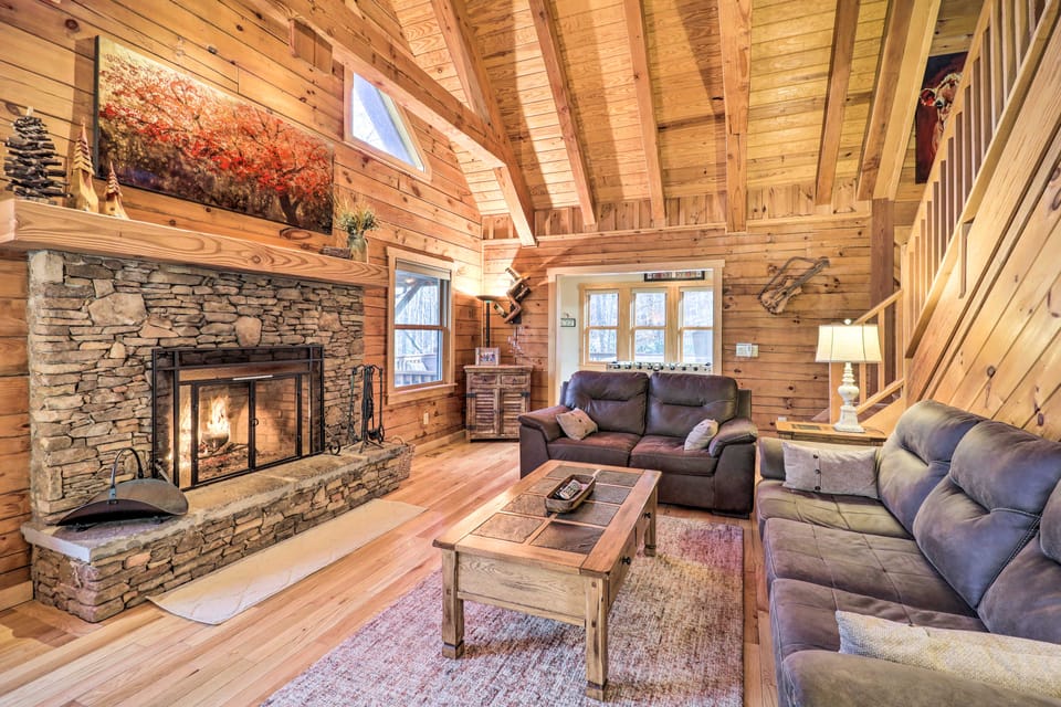 4 Mi to Sugar Mtn: 'Rocky Creek Cabin' w/ Hot Tub House in Seven Devils