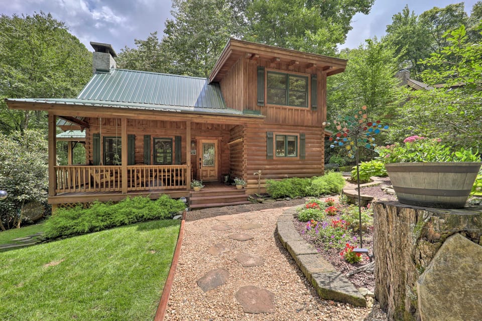 4 Mi to Sugar Mtn: 'Rocky Creek Cabin' w/ Hot Tub House in Seven Devils