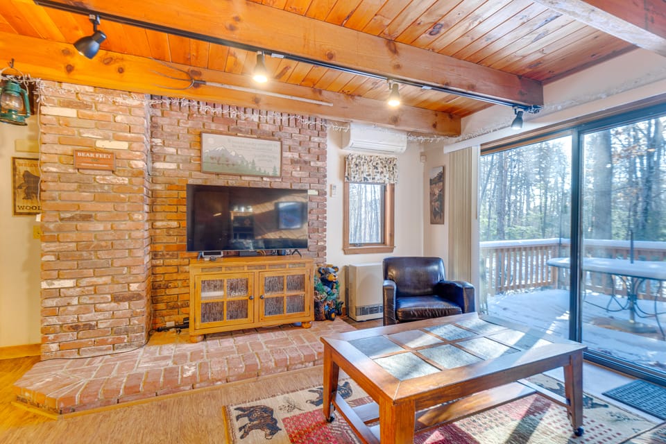 Hike, Ski & Relax: Gem w/ Foosball in North Conway Apartment in North Conway