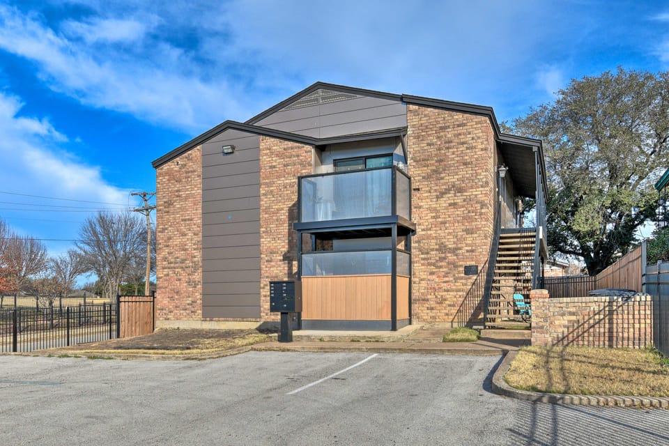 4 Mi to Dtwn: Rustic Fort Worth Apt Apartment in Fort Worth