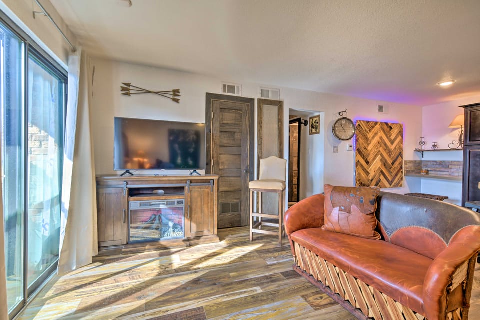 4 Mi to Dtwn: Rustic Fort Worth Apt Apartment in Fort Worth