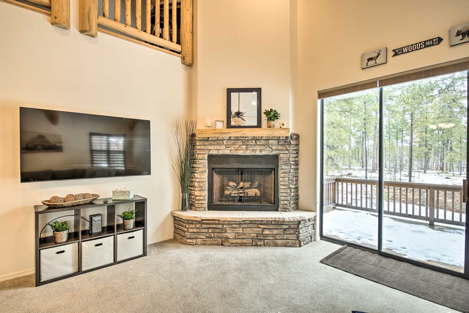 Deck & Game Room: Spacious Pinetop Cabin! House in Arizona