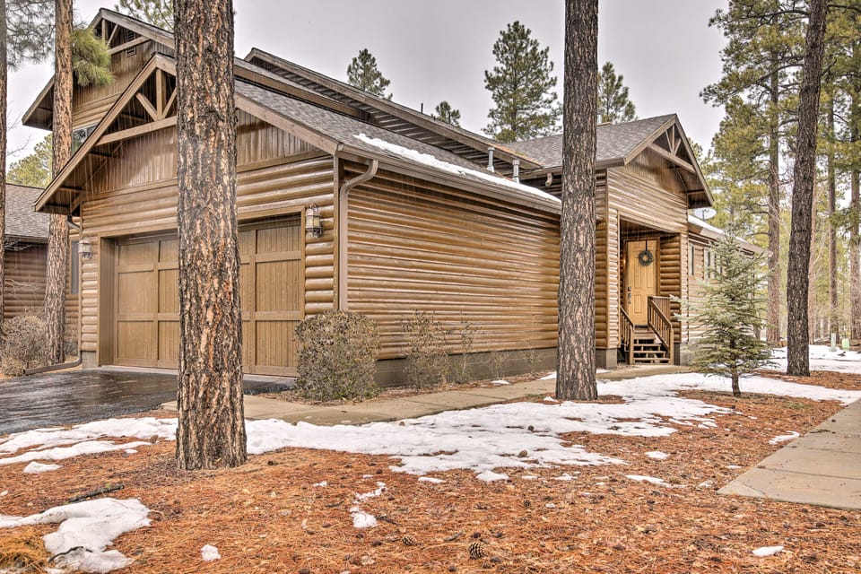 Deck & Game Room: Spacious Pinetop Cabin! House in Arizona