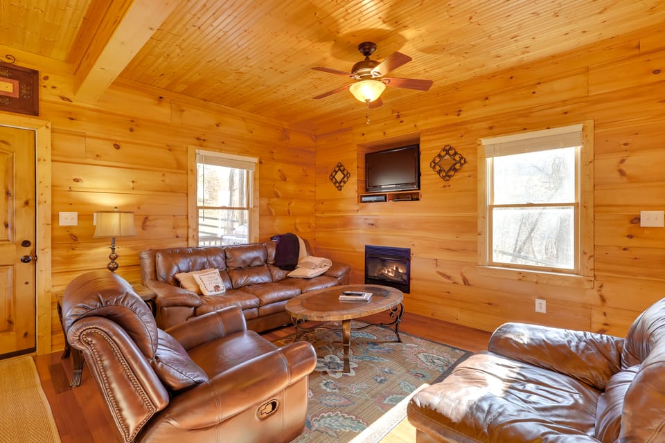 Decks, Panoramic Views! Mtn Retreat in Sparta House in North Carolina