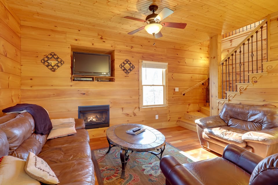 Decks, Panoramic Views! Mtn Retreat in Sparta House in North Carolina