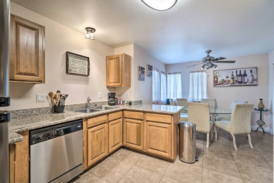 Walkable Location! Las Vegas Apt: 11 Mi to Strip Apartment in Las Vegas