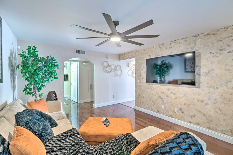 Walkable Location! Las Vegas Apt: 11 Mi to Strip Apartment in Las Vegas