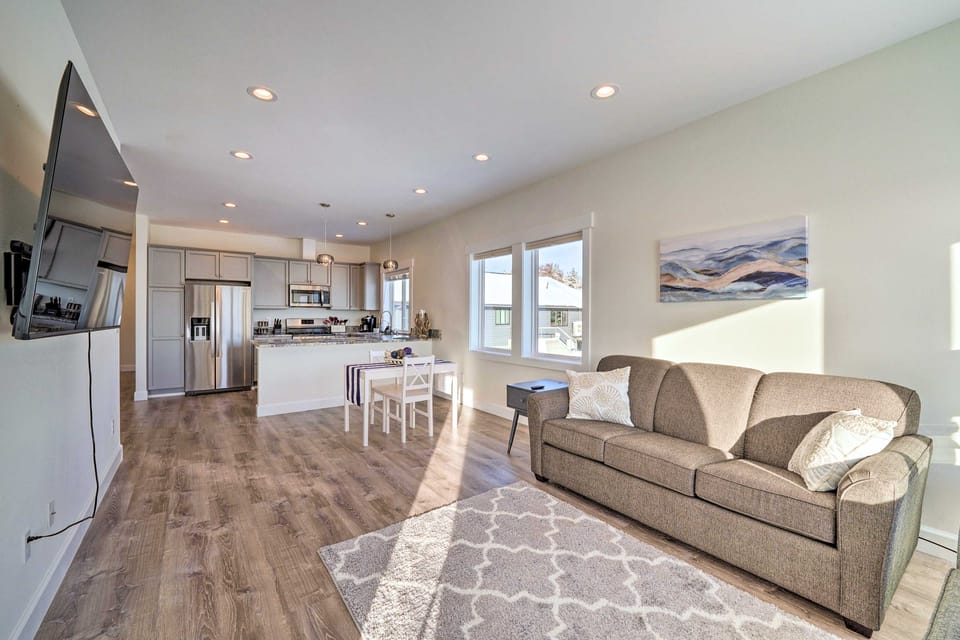 Bright La Conner Getaway w/ Mountain Views! Apartment in La Conner