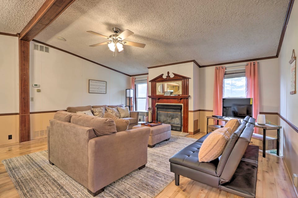 Reteat on 45 Acres! Spacious Family Apt in Lebanon Apartment in Ozark Mountains