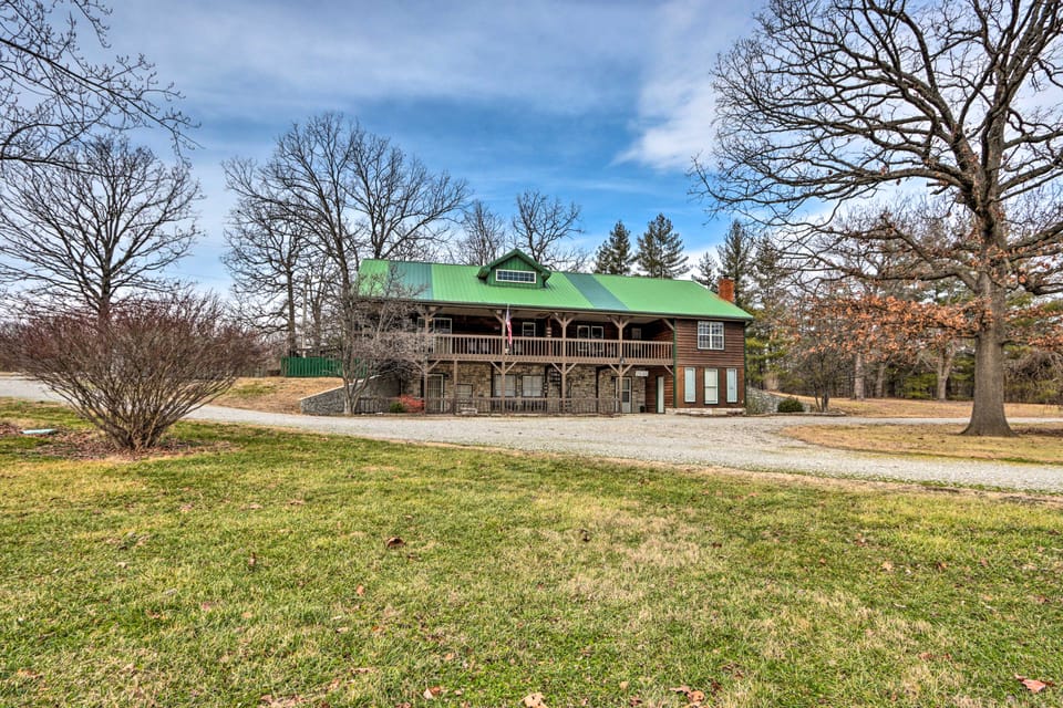 Reteat on 45 Acres! Spacious Family Apt in Lebanon Apartment in Ozark Mountains