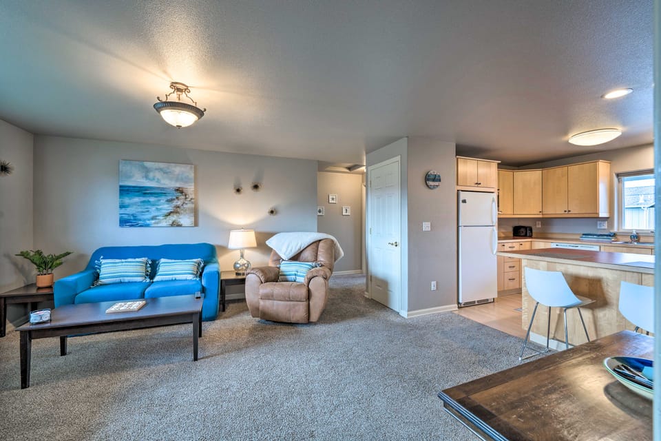 Apartment w/ Gas Fireplace ~ 1/2 Mi to Beach! Apartment in Anacortes