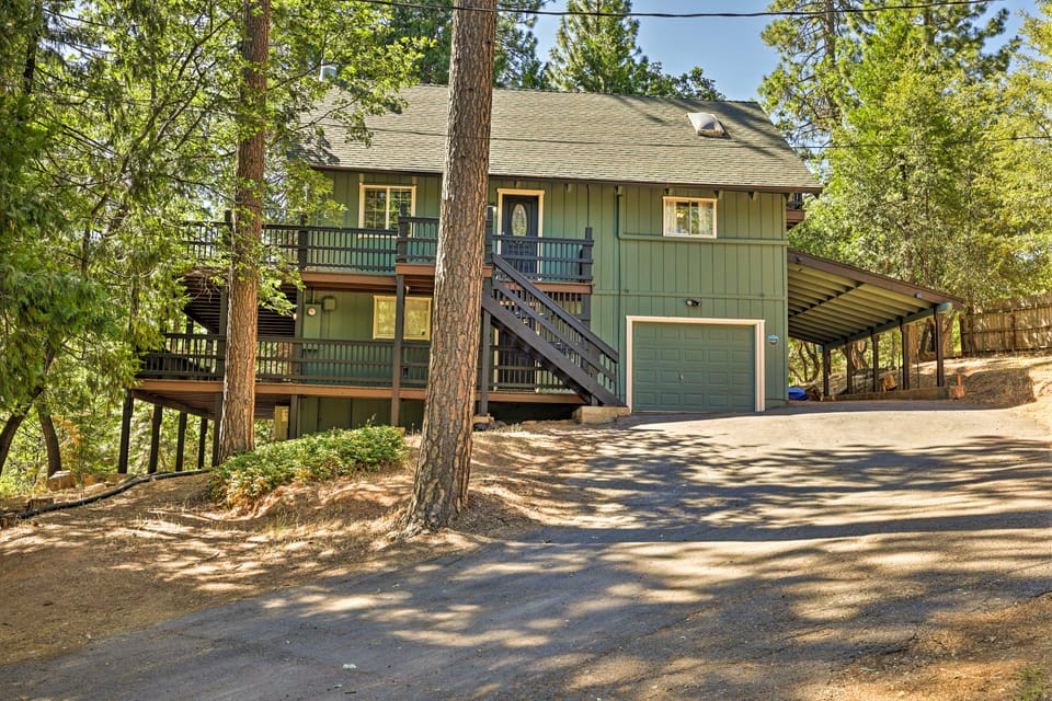 Near Trails: Cabin w/ 2-Level Deck in Twain Harte House in Twain Harte