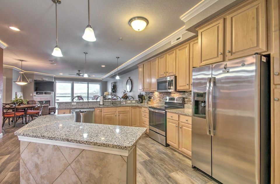 Relax by Pools: Top-Floor Lands End Corner Unit Apartment in Osage Beach