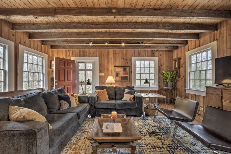Warm + Peaceful Home w/ Fire Pit on Haw River Cottage in North Carolina