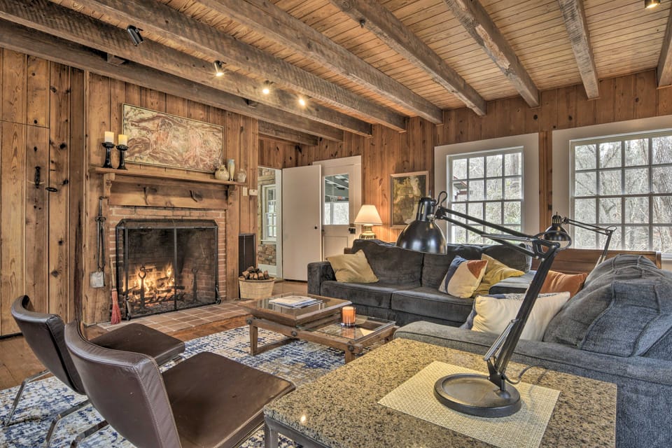 Warm + Peaceful Home w/ Fire Pit on Haw River Cottage in North Carolina